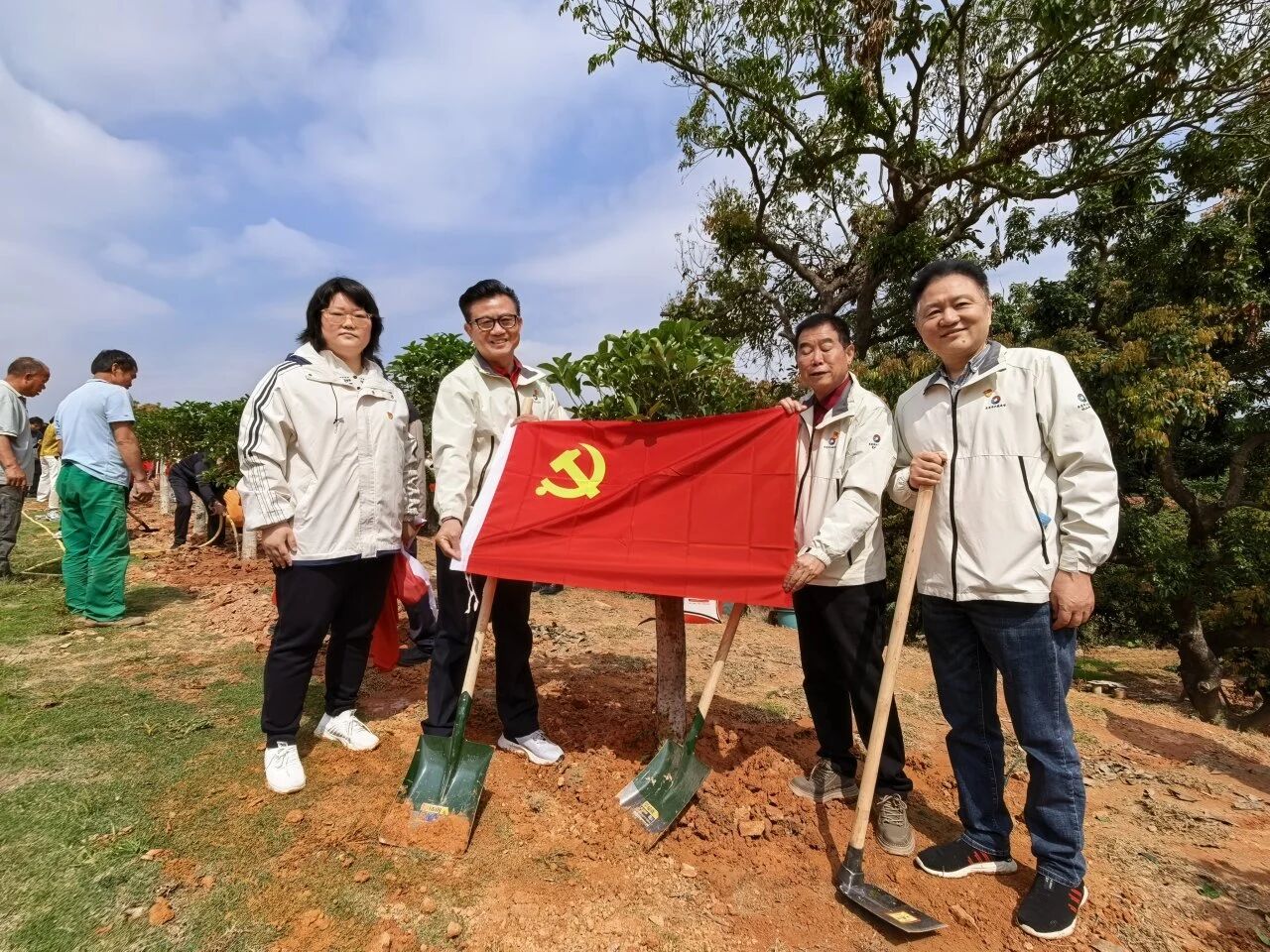 东莞市江苏商会党支部参加南城街道“两新”党组织2026年”绿美兴村”主题植树党日活动